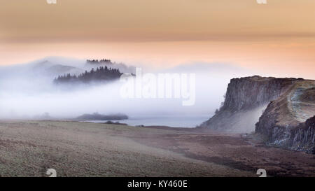 Hadrian's Wall: Der Blick von Steel Rigg an einem nebligen Winter im Morgengrauen, nach Osten in Richtung Crag Lough, Schälen, Highshield und Hotbank Crags. Stockfoto