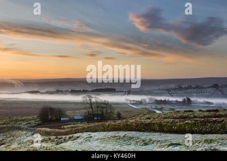 Hadrian's Wall: Der Blick von Steel Rigg an einem nebligen Winter im Morgengrauen, Blick nach Süden in Richtung der Military Road, der Schwelle und South Tyne Tal. Stockfoto