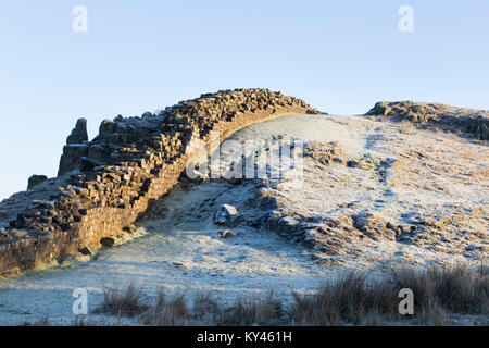 Hadrian's Wall: Blick nach Osten an einem schönen Winter in Walltown Crags. Stockfoto