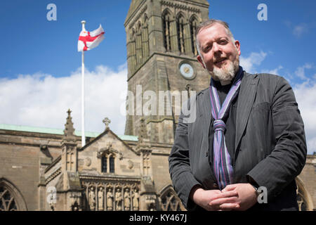 Der Reverend David Monteith, Dekan von Leicester, dargestellt außerhalb der Kathedrale der Stadt. Die örtlichen Fußballverein, Leicester City, wurden am Rande des Seins überraschung Gewinner der Englischen Premier League in der Saison 2015-16. Stockfoto