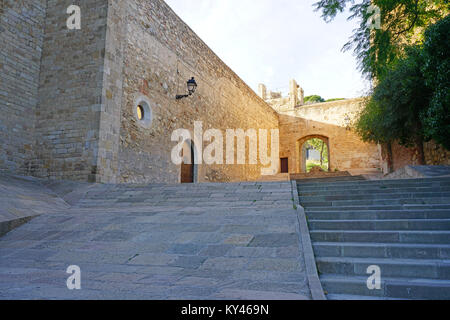 Blick auf das Kloster von Pedralbes, einem gotischen Kloster in Barcelona, Katalonien, Spanien. Es ist jetzt ein Museum. Stockfoto