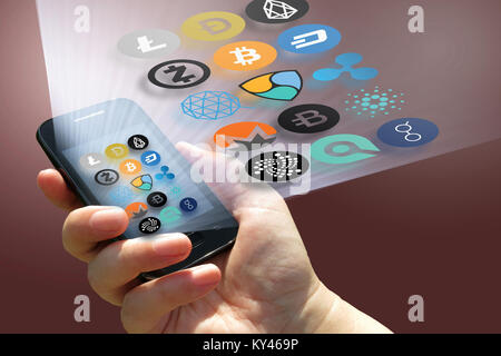 Virtuelle cryptocurrency - Finanzielle Technologie und Internet Geld - in einer Hand und Münze Zeichen smartphone Stockfoto
