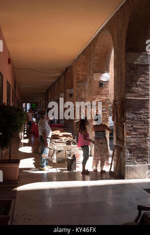 Eine kleine Straße Markt in Urbino, Italien Stockfoto