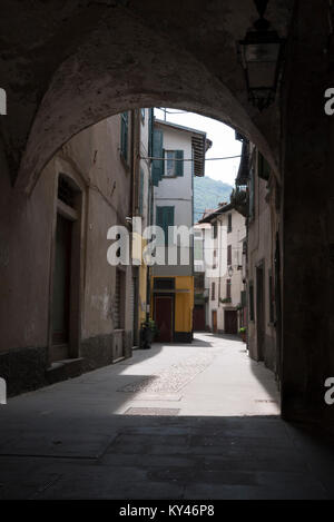 Schattigen Gasse in einer ruhigen Ecke von Pisogne, Iseo, Norditalien Stockfoto