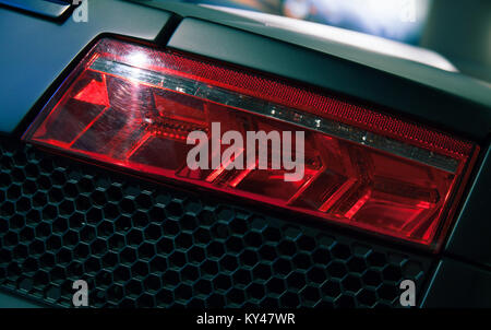 Voll-LED-Rückleuchten auf einem luxuriösen Sportwagen, schließen Foto Stockfoto