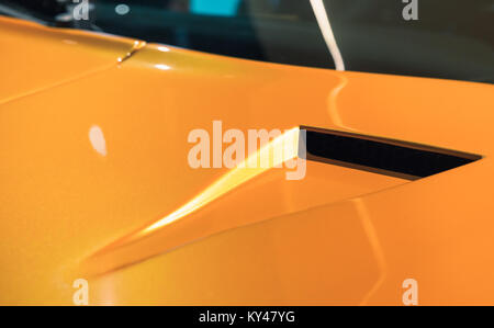 Luxus gelb roadster Fragment, Aerodynamik Luftansaugsystem Design auf einer Motorhaube Stockfoto