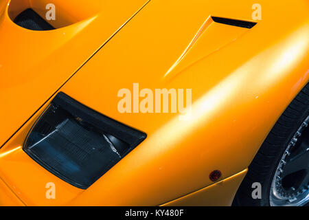 Scheinwerfer und Motorhaube auf einem luxuriösen gelb Roadster Stockfoto