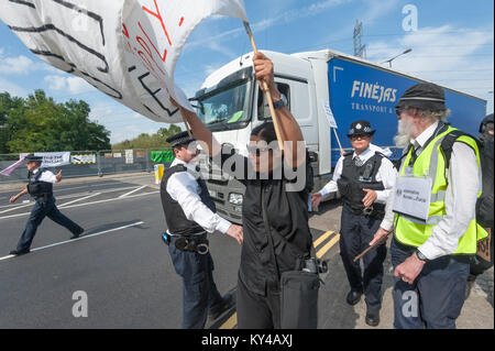 Polizei versuchen, die Straße wie die 'Grenze Farce' versucht, Lkws, die zum Excel Xentre Block zu löschen, Stockfoto