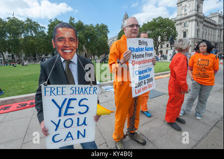 Ein Mann, der ein Obama Maske hat ein Schild um den Hals, "Freie Shaker - Ja Sie können bei den wöchentlichen Mahnwache für Londoner Shaker Aamer, fordert von der britischen Regierung für seine sofortige Freilassung zu drücken. Stockfoto