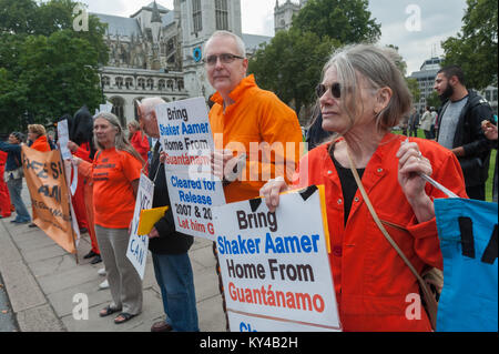 Die Befürworter der Linie die Pflaster von Parlament Platz für die wöchentliche Mahnwache für Londoner Shaker Aamer, fordert von der britischen Regierung für seine sofortige Freilassung zu drücken. Stockfoto