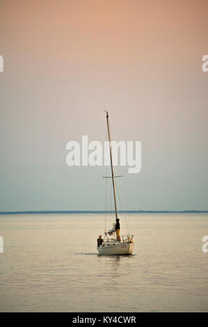 Motoryacht mit Segel unten Eintritt in Oakville Yachthafen am Lake Ontario Stockfoto