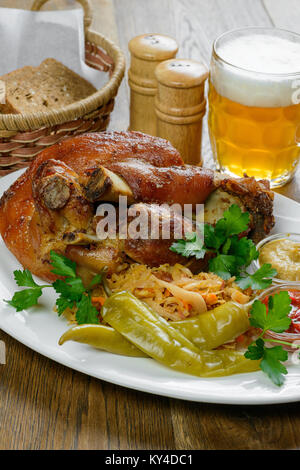 Eisbein und Bier auf Holztisch im bayerischen Stil Stockfoto