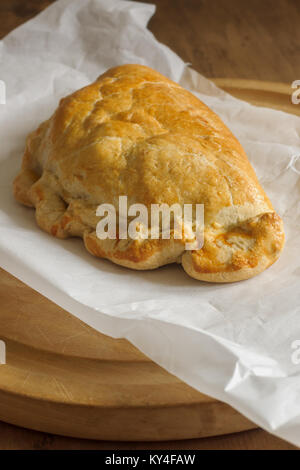 Welsh Oggie eine regionale Delikatesse aus Wales von Lamm und Gemüse Porree/Lauch, gebacken in einem kurzen Kruste Gebäck Fall ähnlich einem Cornish pasty Stockfoto