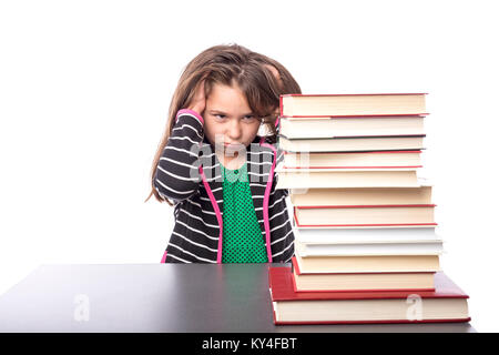 Studio shot der hoffnungslosen Student mit den Händen am Kopf auf einem Stapel Bücher über weißem Hintergrund suchen Stockfoto