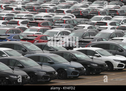 Allgemeine Ansicht des neuen Honda Autos ausgerichtet werden, um an den Southampton Docks vor auf ein Auto container Schiff zur Ausfuhr verladen werden Stockfoto