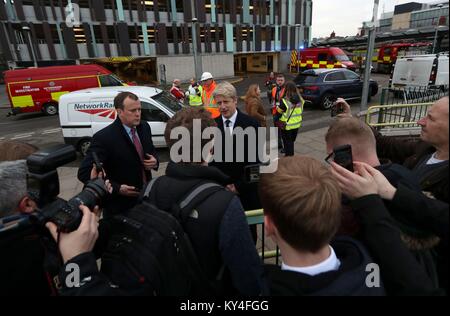 Münster für das Ministerium für Verkehr Jo Johnson (Mitte) im Gespräch mit den Medien in Nottingham Bahnhof nach dem Brand in einem Block der Toiletten am Bahnhof brach heute Morgen. Stockfoto