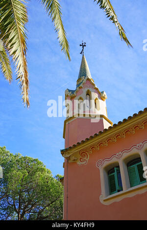 Blick auf die Gaudi House Museum, im Park Güell in Barcelona, Katalonien. Es war die Residenz des Architekten Antoni Gaudi. Stockfoto