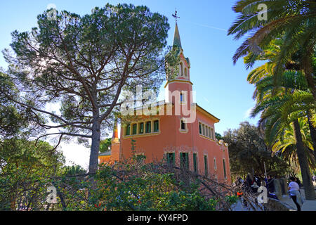 Blick auf die Gaudi House Museum, im Park Güell in Barcelona, Katalonien. Es war die Residenz des Architekten Antoni Gaudi. Stockfoto