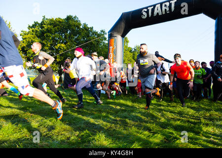Sussex, UK. Eine Gruppe von Konkurrenten beginnen die harten Mudder Ereignis. Stockfoto