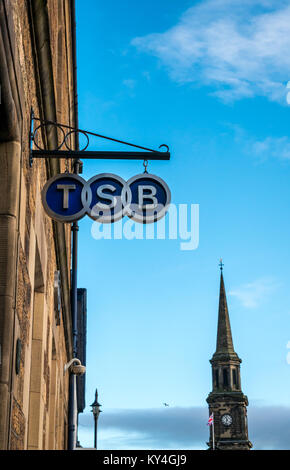 Hängende TSB Bank unterzeichnen gegen den blauen Himmel, mit Haddington Town House Spire, Haddington, East Lothian, Schottland, Großbritannien Stockfoto