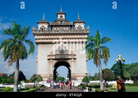 Patuxai (Lao: ປະຕູໄຊ, im wahrsten Sinne des Wortes den Sieg und Tor Tor von Triumph, früher die Anousavary oder Anosavari Denkmal, von den französischen bekannt als Monumen Stockfoto