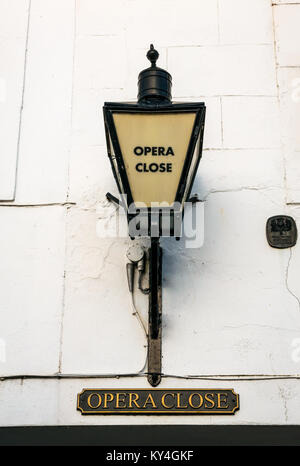 In der Nähe von alten viktorianischen Lampe auf weißer Wand über Opera in der Nähe Eingang, Haddington, East Lothian, Schottland, Großbritannien Stockfoto