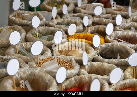 Schließen viele Jutetaschen mit verschiedenen Gewürzen mit Kopieren von blank Preis tags auf Retail Anzeige der Marktstand, hohe Betrachtungswinkel Stockfoto