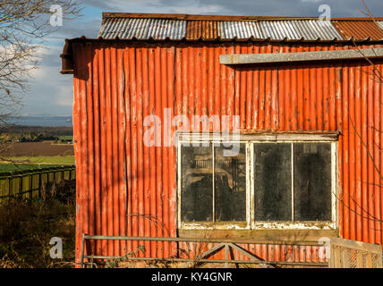 Verfallene alte Blechdose mit Fenster vergossen, mit ländlichen Hintergrund, East Lothian, Schottland, Großbritannien Stockfoto