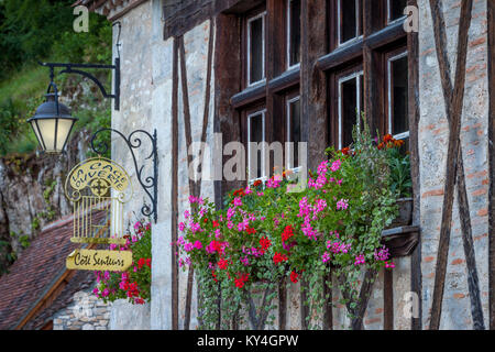 Alte Fenster und Blumenkasten auf Fachwerkhaus in Saint Cirq Lapopie, Lot Valley, Royal, Frankreich Stockfoto