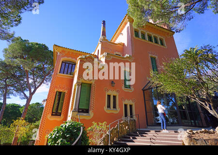 Blick auf die Gaudi House Museum, im Park Güell in Barcelona, Katalonien. Es war die Residenz des Architekten Antoni Gaudi. Stockfoto