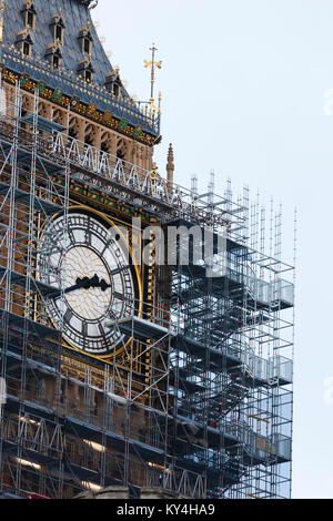 London, Großbritannien. Detailansicht von Gerüsten umgeben den Big Ben. Stockfoto