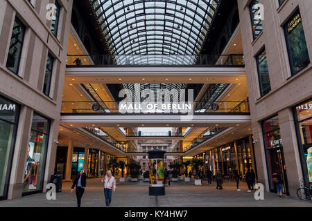 Die Mall von Berlin Einkaufszentrum am Leipziger Platz, mit verschiedenen Einkaufsmöglichkeiten auf vier Etagen und einer großen Stockfoto