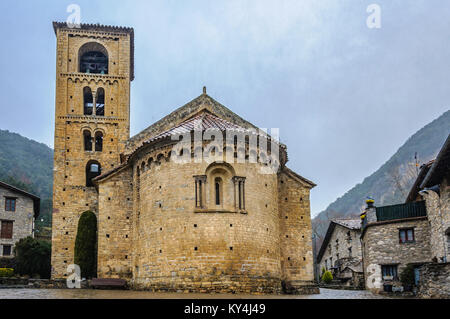 Romanische Kirche im mittelalterlichen katalanischen Dorf Camprodon, Spanien Stockfoto