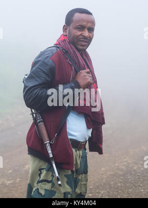 SEMIEN BERGE, Äthiopien - Juli 01, 2016: ein Mann, der mit einer Kalaschnikow in Semien Berge, Ehtiopia. Stockfoto