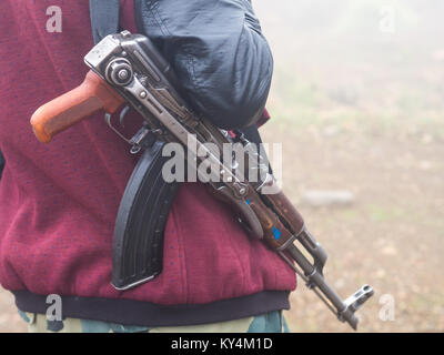 Ein Mann, der mit einer Kalaschnikow in Semien Berge, Ehtiopia. Stockfoto