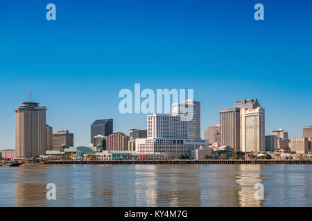 Stock Foto auf die Skyline von New Orleans und dem Mississippi in Louisiana, USA, an einem sonnigen Tag. Stockfoto