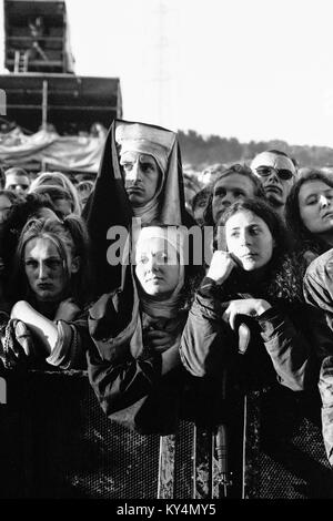 Fancy Dress in der Masse für Nick Cave und die Bad Seeds auf dem Glastonbury Festival 1998, würdig Farm Somerset, England, Vereinigtes Königreich. Stockfoto