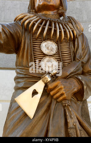 Stehender Bär, Leiter der Ponca. Bronzestatue von Benjamin Victor, 2017 Stockfoto