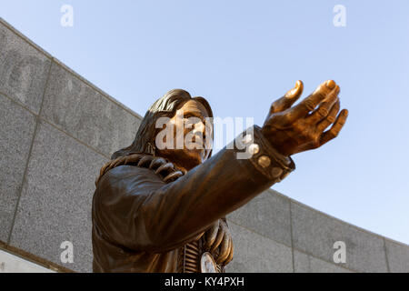 Stehender Bär, Leiter der Ponca. Bronzestatue von Benjamin Victor, 2017 Stockfoto