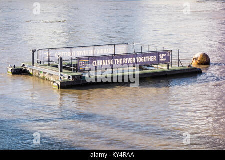 Hafen von London Authority Wurf Trap passive treibholz Sammler schwimmende Schiff auf der Themse, London, UK Stockfoto
