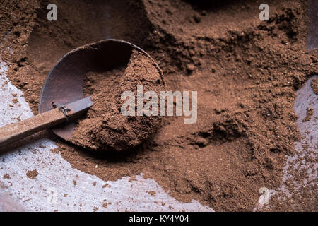 Prozess der Kaffeemaschine. Kaffeebohnen Pulver Stockfoto