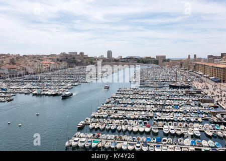 Hafen von Marseille mit vielen Yachten im Sommer Stockfoto