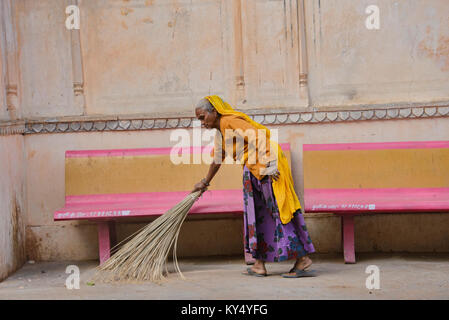 Reiniger an der alten Galtaji Monkey Tempel, Jaipur, Indien Stockfoto