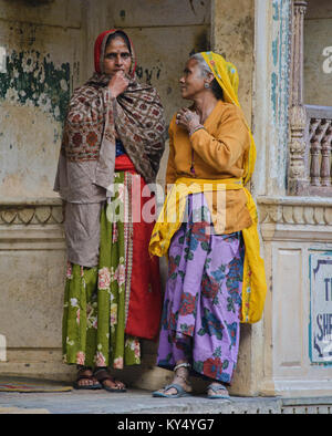 Indische Frauen in der antiken Galtaji Monkey Tempel, Jaipur, Indien chatten Stockfoto