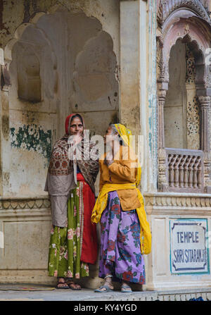 Indische Frauen in der antiken Galtaji Monkey Tempel, Jaipur, Indien chatten Stockfoto