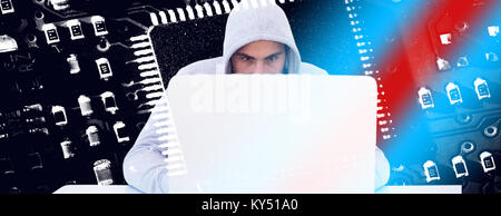 Zusammengesetztes Bild des schweren Einbrecher Laptop hacken Stockfoto