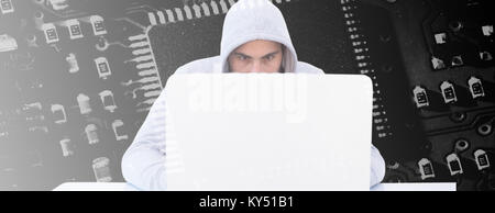 Zusammengesetztes Bild des schweren Einbrecher Laptop hacken Stockfoto