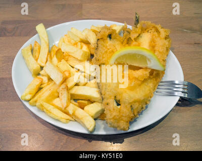 Eine Umhüllung von Scholle und Chips mit schönen Teig und einer Scheibe Zitrone bereit zum Essen in ein Restaurant Stockfoto