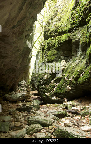 Die engen steilen Seiten der tiefen und abgeschiedenen Canyon des Gueulards. Ein Zweig des Gorges d'Omblèze, im Vercors Regional Park. La Drôme, Frankreich Stockfoto