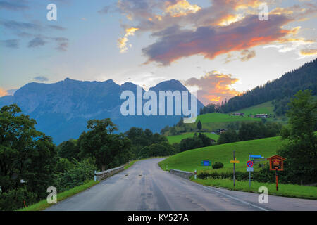 Alpenstrasse Straße in Deutschen Alpen in der Nähe von Ramsau im Sonnenuntergang Stockfoto